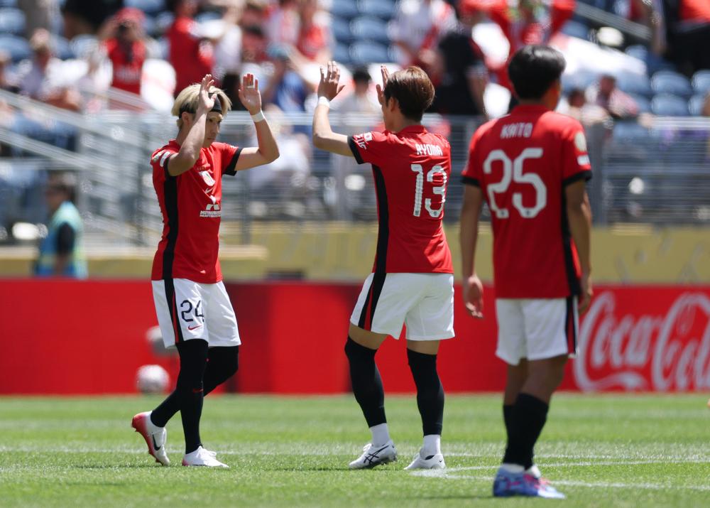 融于池畔，简于形制；瑞典高尔夫球场度假木屋设计